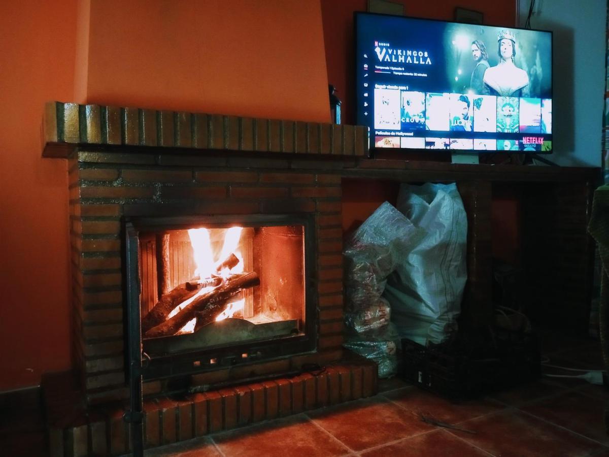 Casa Rural Agua De Azahar Chimenea サアラ・デ・ラ・シエラ エクステリア 写真